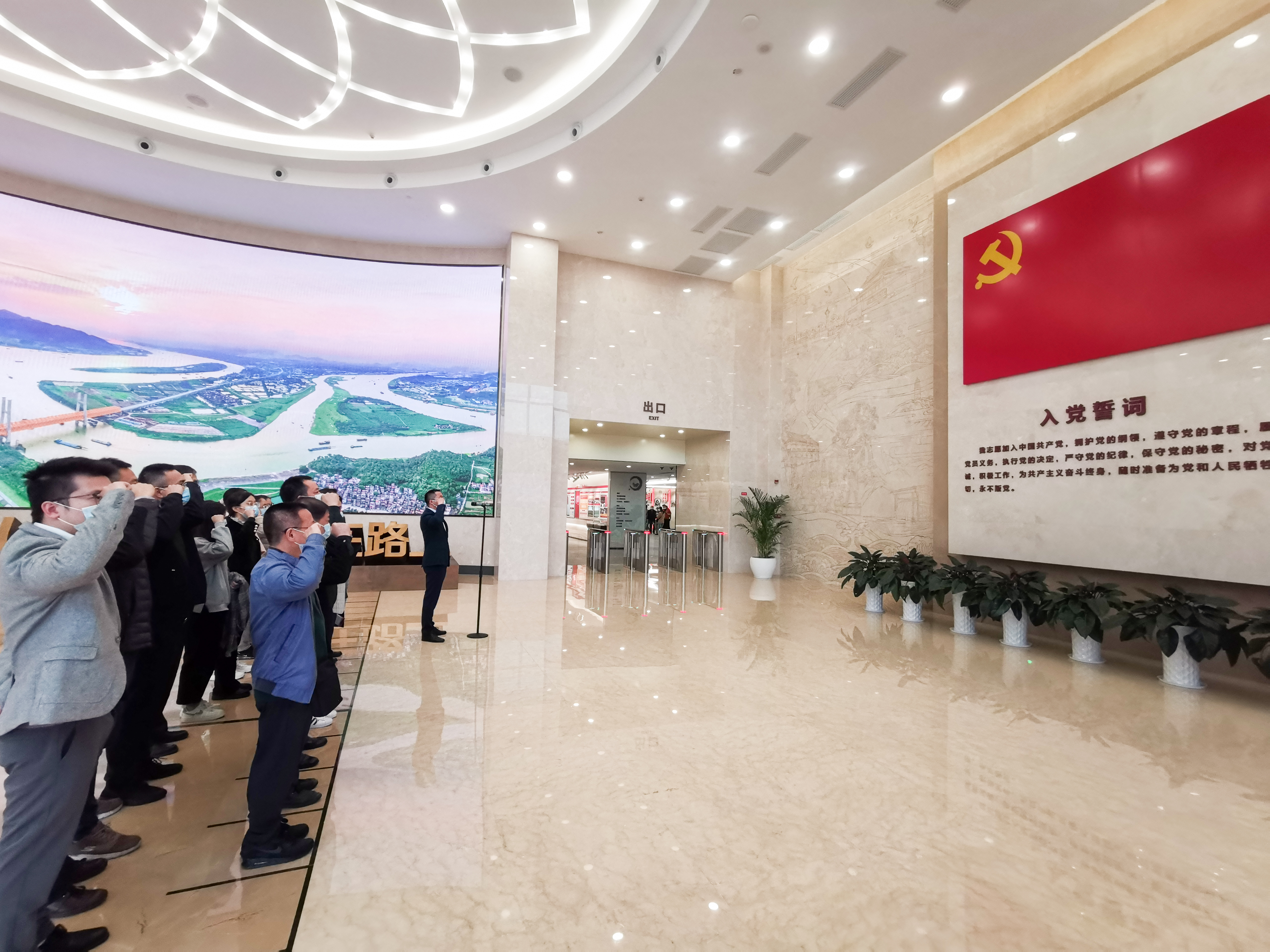 市发展改革局党员干部参观市纪法教育基地.jpg