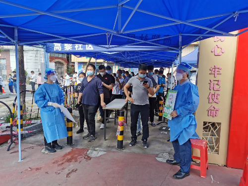 图为测信院志愿者在验证居民核酸绿码.png